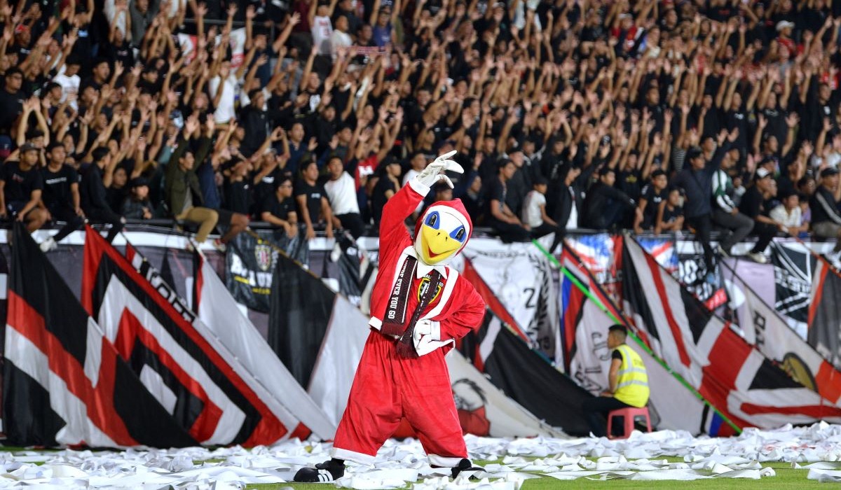 Suporter Bali United memberikan dukungan saat pertandingan Liga 1 