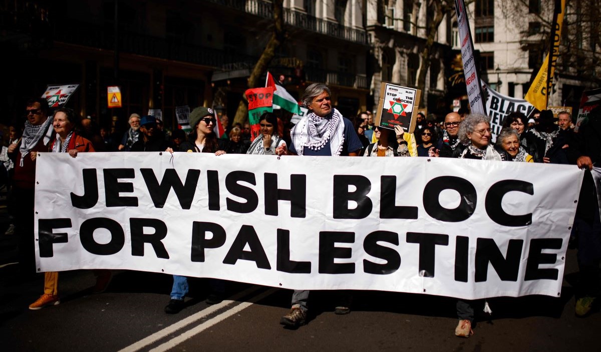 Aktivis dan pendukung pro-Palestina memegang spanduk saat mereka melakukan demonstrasi di pusat kota London pada 30 Maret 2024.