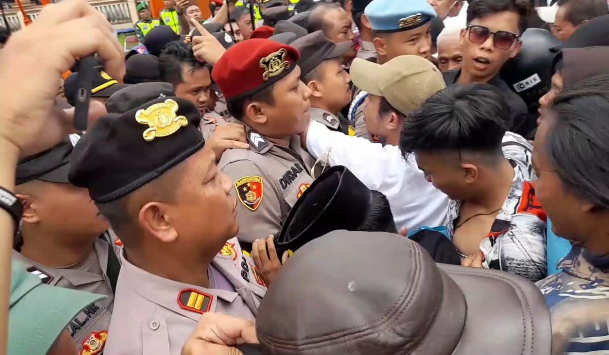 Aksi demo ratusan massa tergabung dalam Koalisi Masyarakat Peduli Demokrasi (KMPD).
