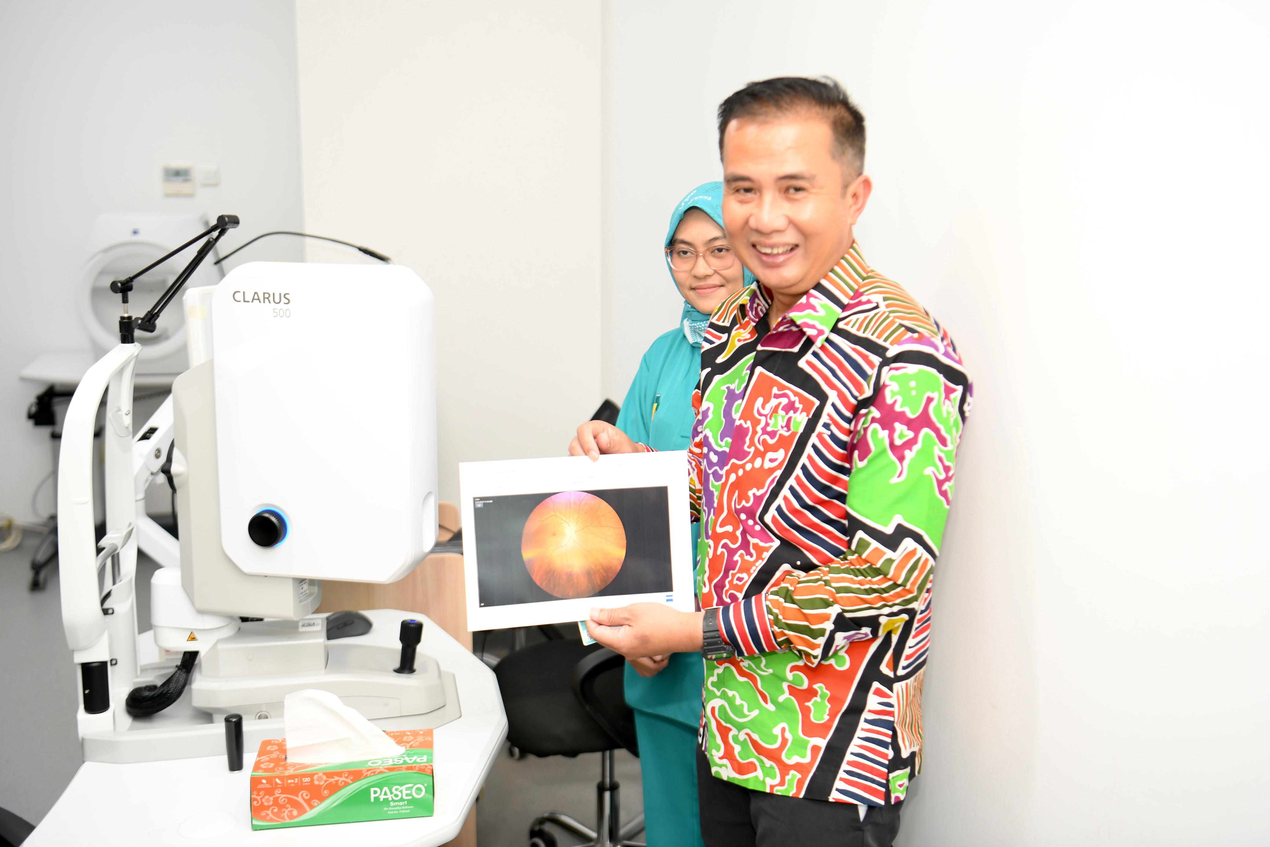 Penjabat Gubernur Jawa Barat Bey Machmudin memeriksa fasilitas yang ada di Rumah Sakit Unpad