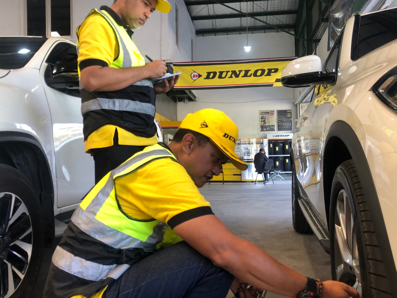 Pemudik wajib memastikan kondisi ban kendaraan tetap prima saat mudik 