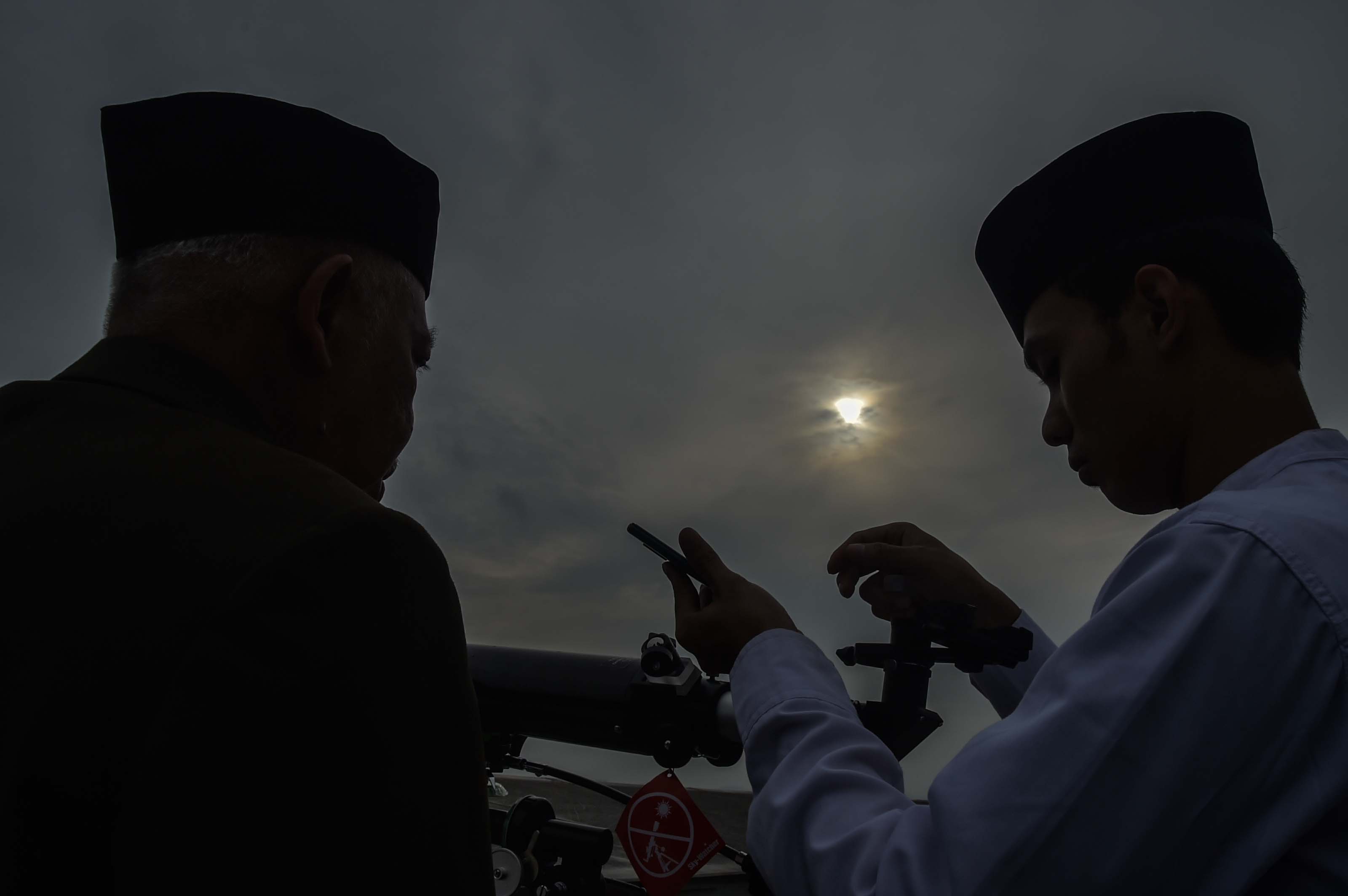 Pengamat mengamati hilal di Observatorium Albiruni Universitas Islam Bandung (UNISBA), Bandung Jawa Barat