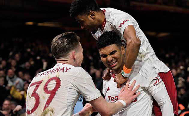 Gelandang Brasil Casemiro (tengah) mencetak gol ke gawang Nottingham Forest di babak kelima Piala FA, kemarin.