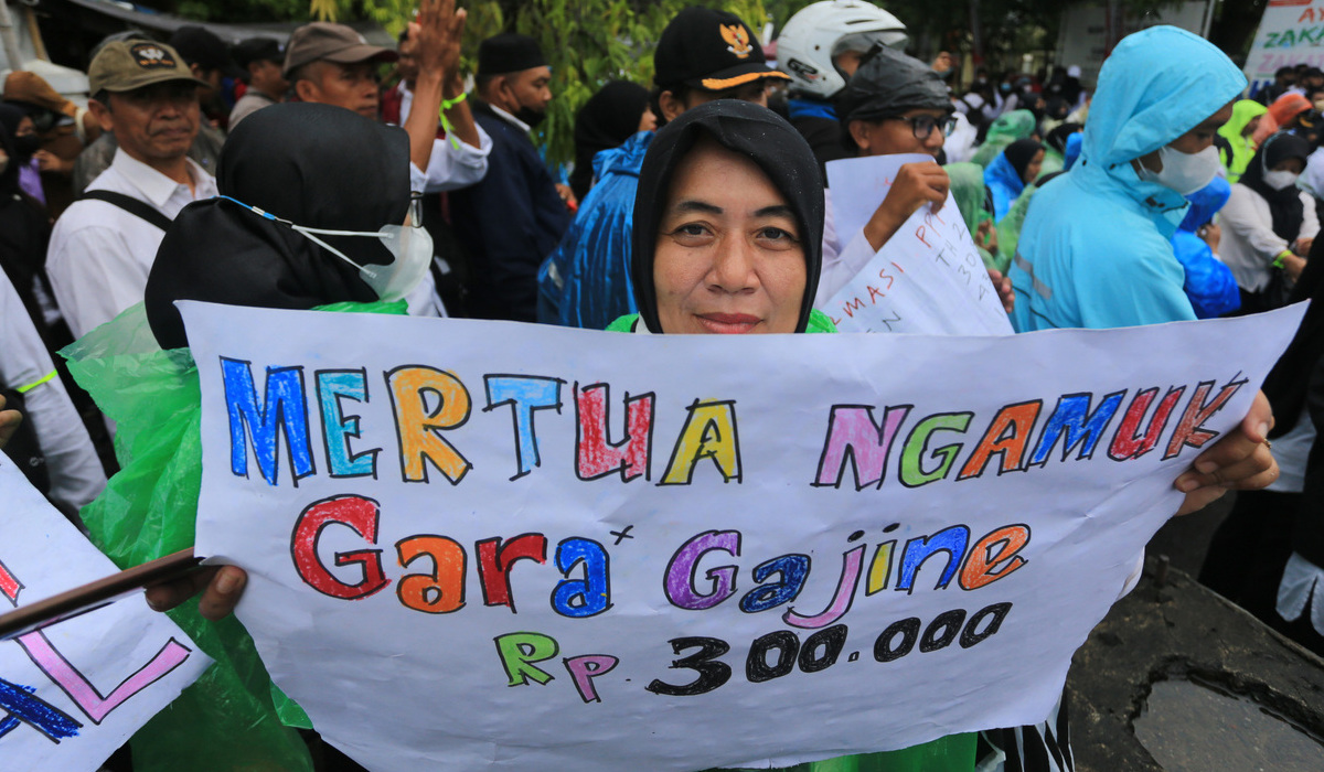 Sejumlah guru honorer melakukan unjuk rasa di Indramayu, Jawa Barat.