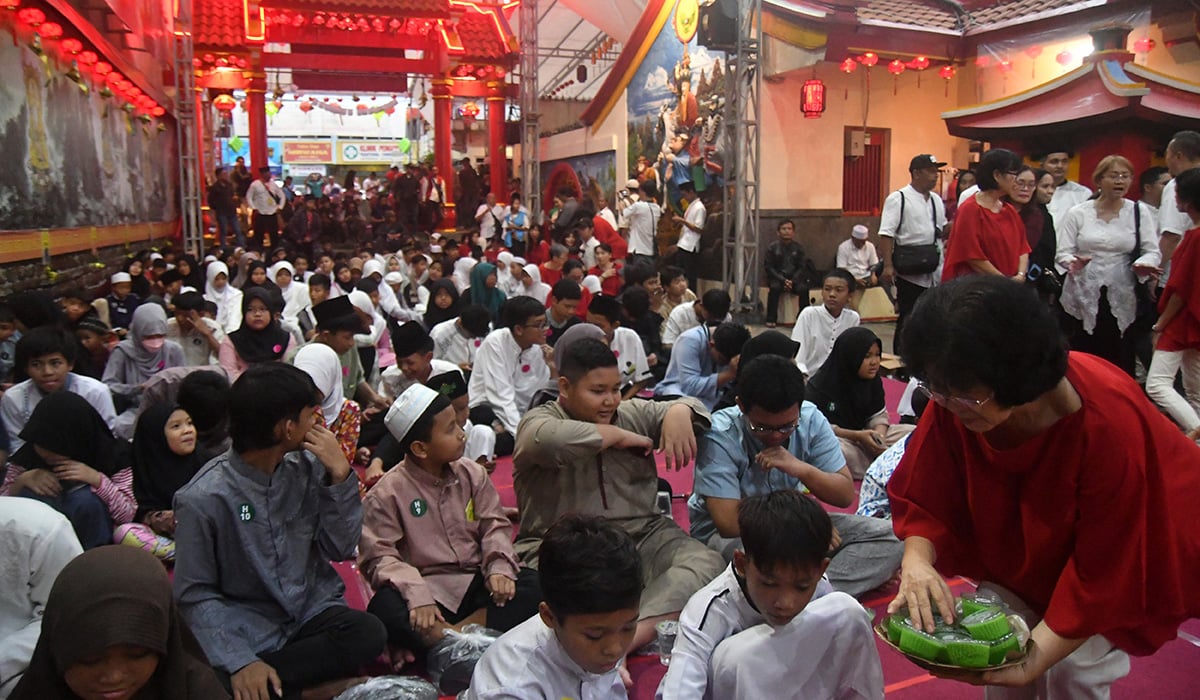 Ilustrasi berbuka bersama anak yatim.
