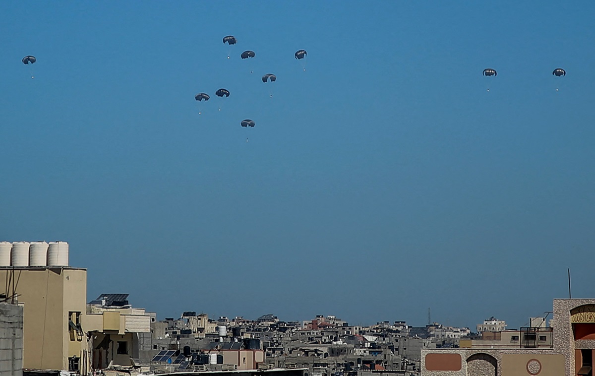 Hujan Bantuan di Langit Gaza