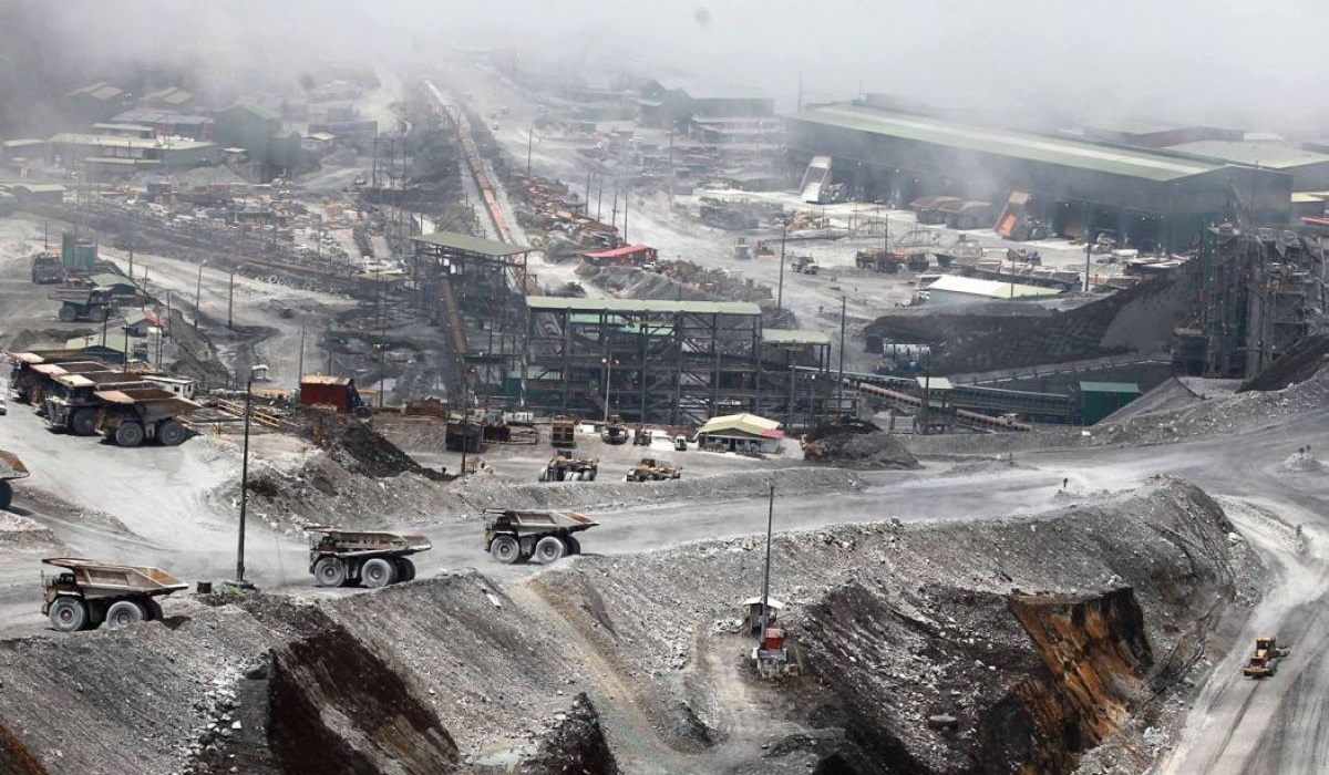 Ilustrasi sejumlah truk beroperasi di area tambang terbuka PT Freeport Indonesia.