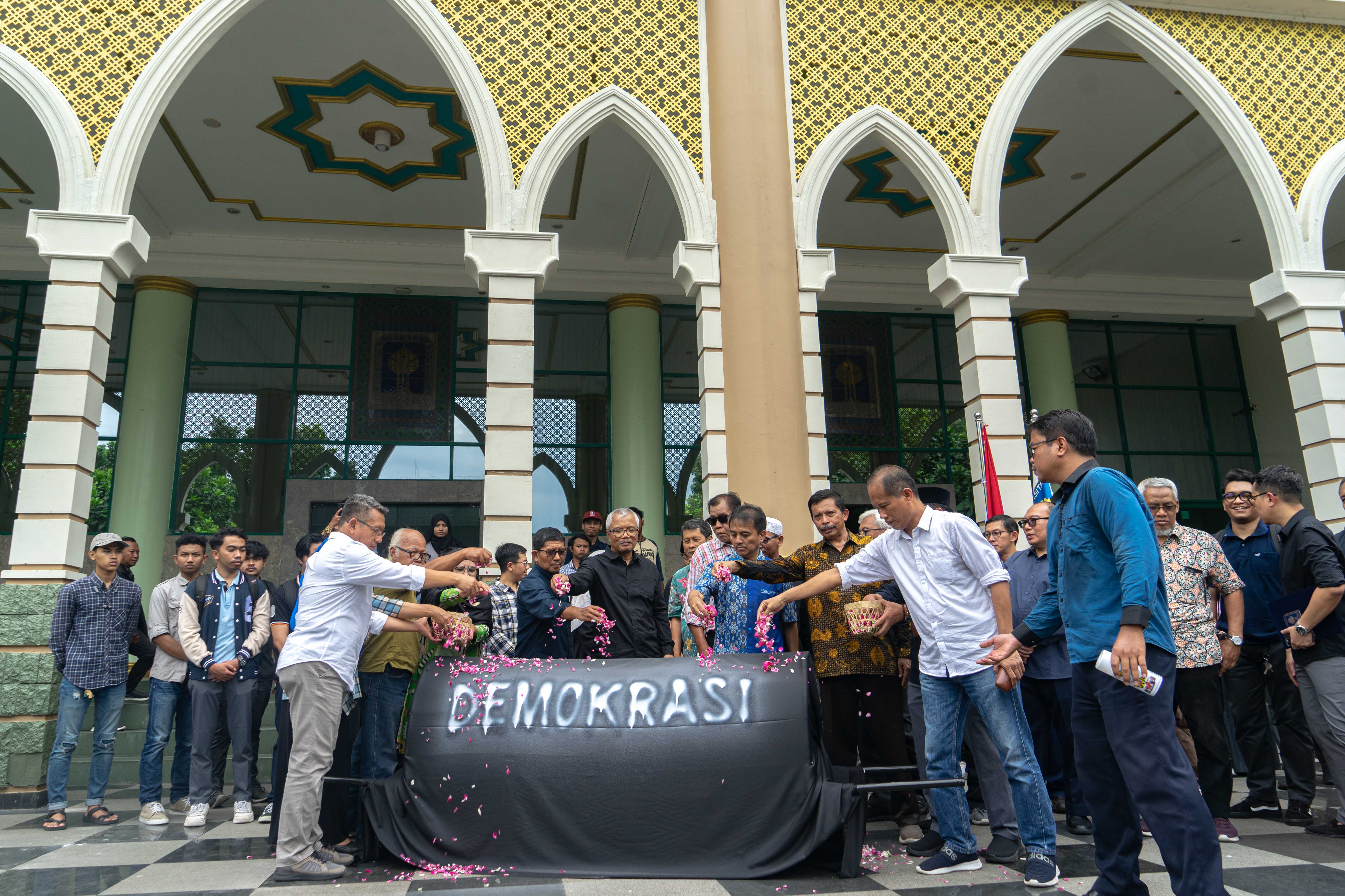 Civitas akademika Universitas Islam Indonesia (UII) Yogyakarta menaburkan bunga ke atas keranda secara simbolik 