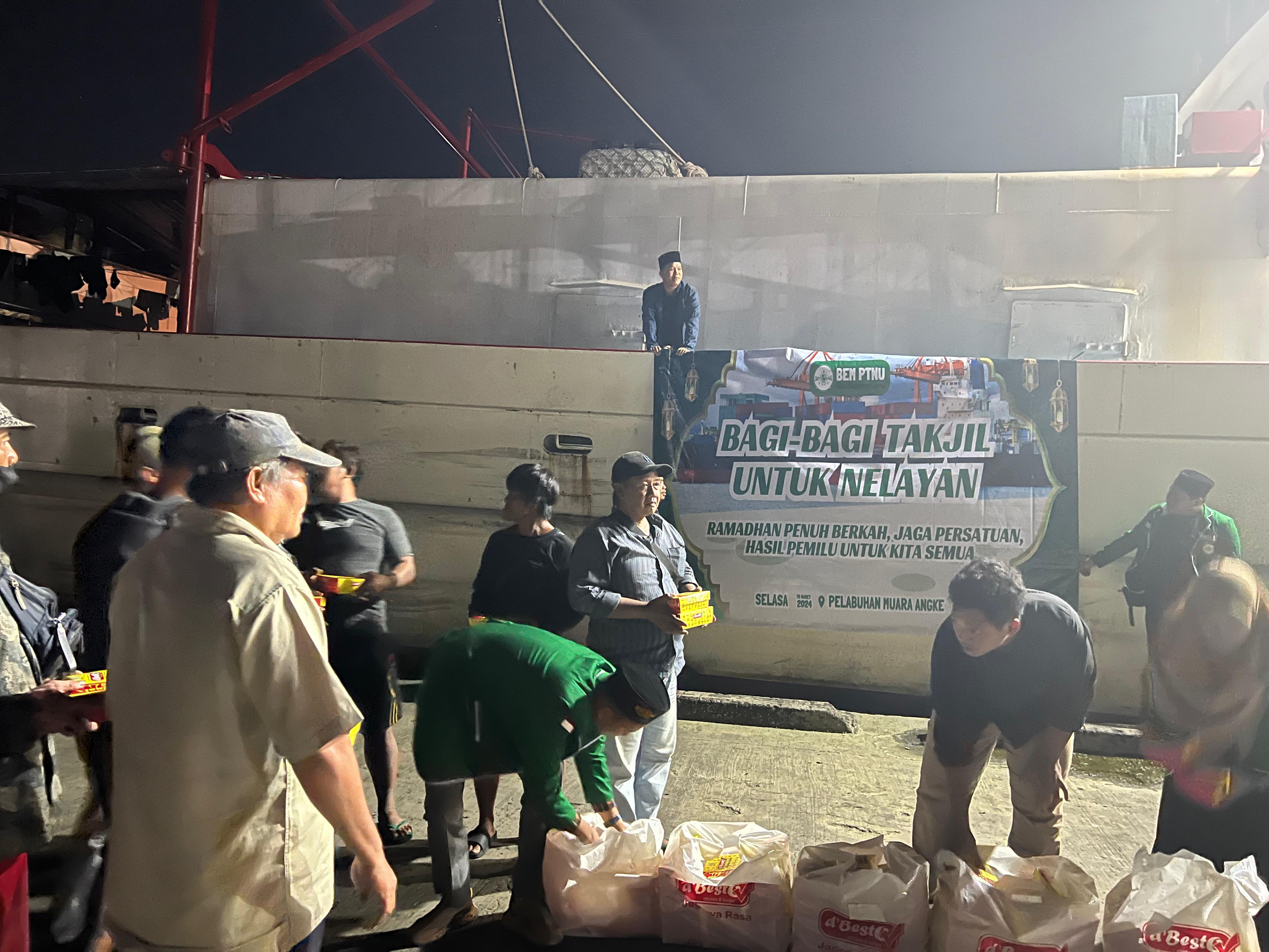BEM PTNU bagikan berkah ramadan kepada para nelayan
