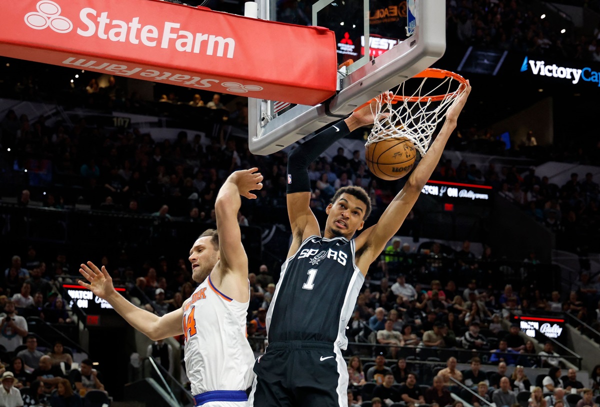 Rookie San Antonio Victor Wembanyama mencetak 40 poin dan 20 rebound,  membawa Spurs berhasil mengalahkan Knicks 130-126.