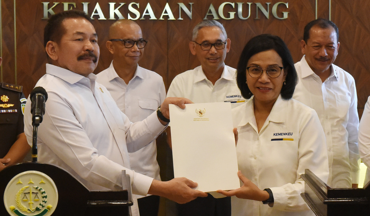 Jaksa Agung Sanitiar Burhanuddin (kiri) menerima surat laporan dugaan korupsi LPEI dari Menteri Keuangan Sri Mulyani, 18 Maret 2024.