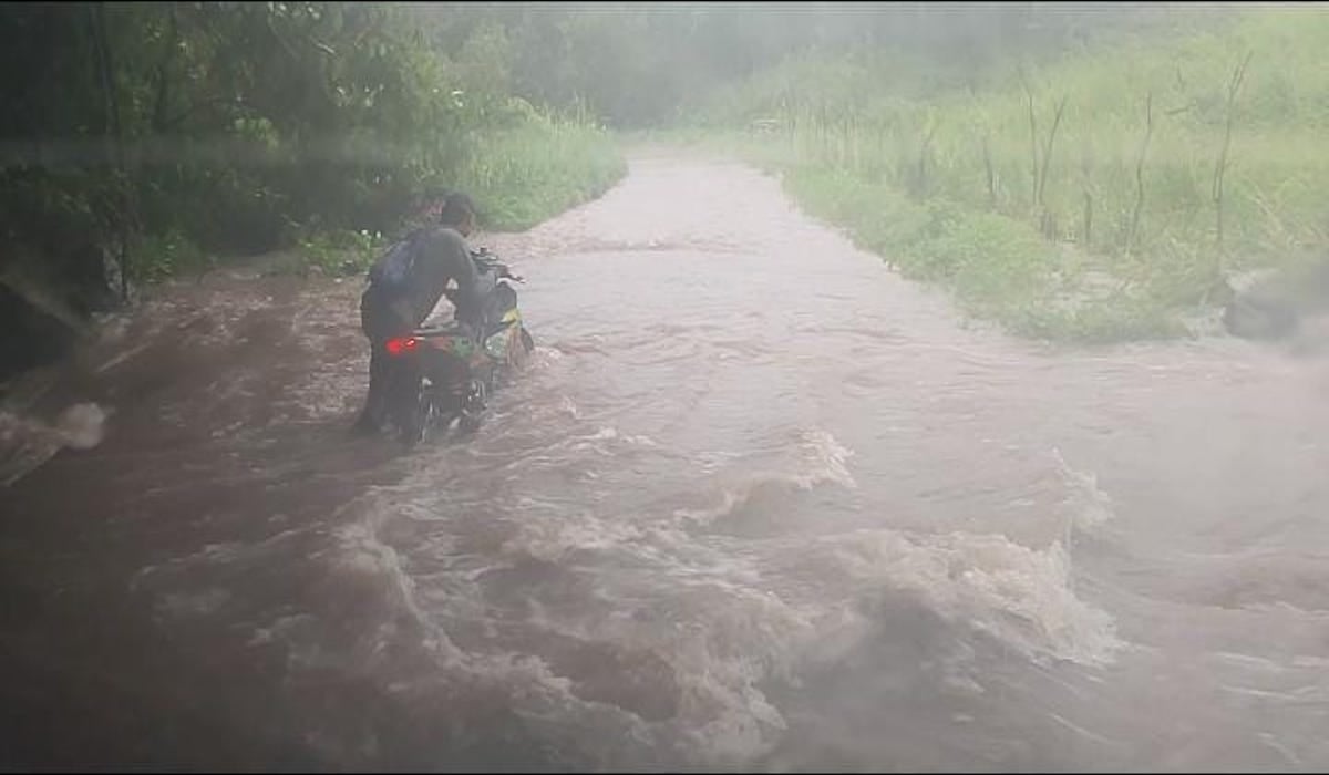 Banjir bandang di Tanjung Bunga, Kabupaten Flores Timur, Nusa Tenggara Timur )NTT)
