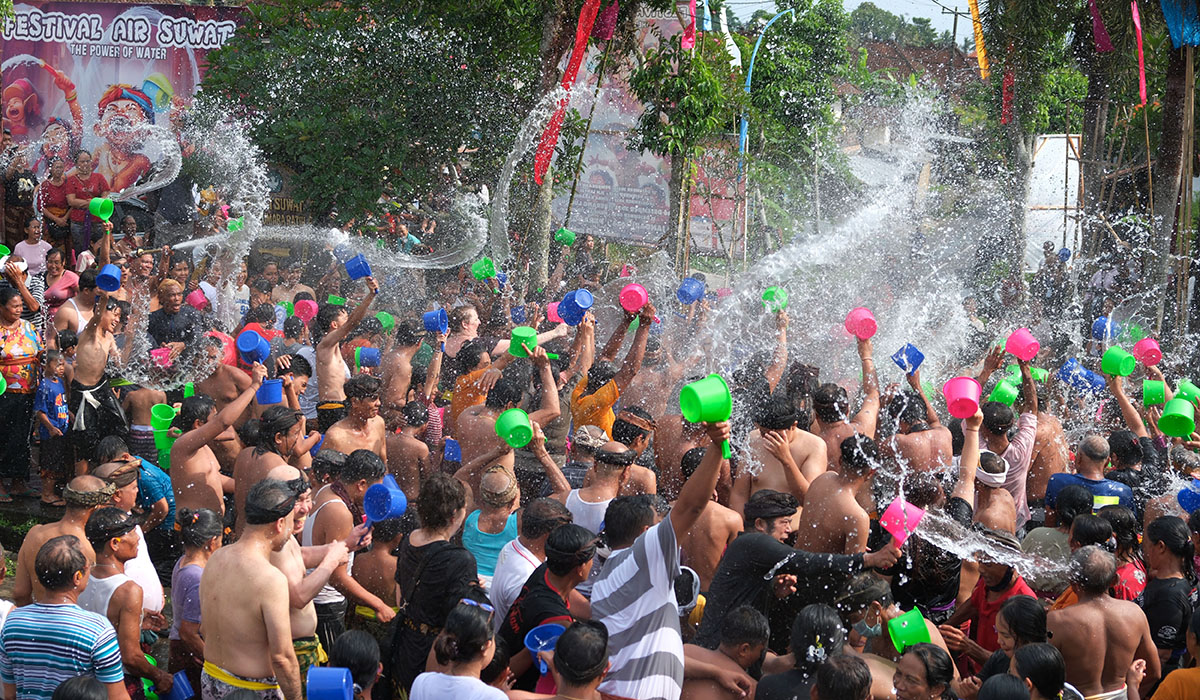 Sejumlah warga saling menyiramkan air saat Tradisi Perang Air pada Festival Air Suwat (FAS) ke-9 di Desa Suwat, Gianyar, Bali, Senin (1/1).