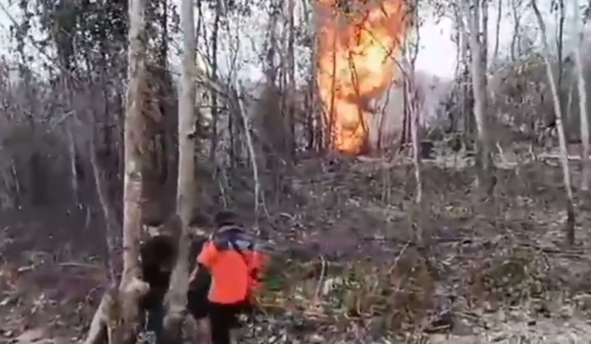 Kobaran api di lokasi ledakan sumur minyak ilegal di Batanghari, Jambi.