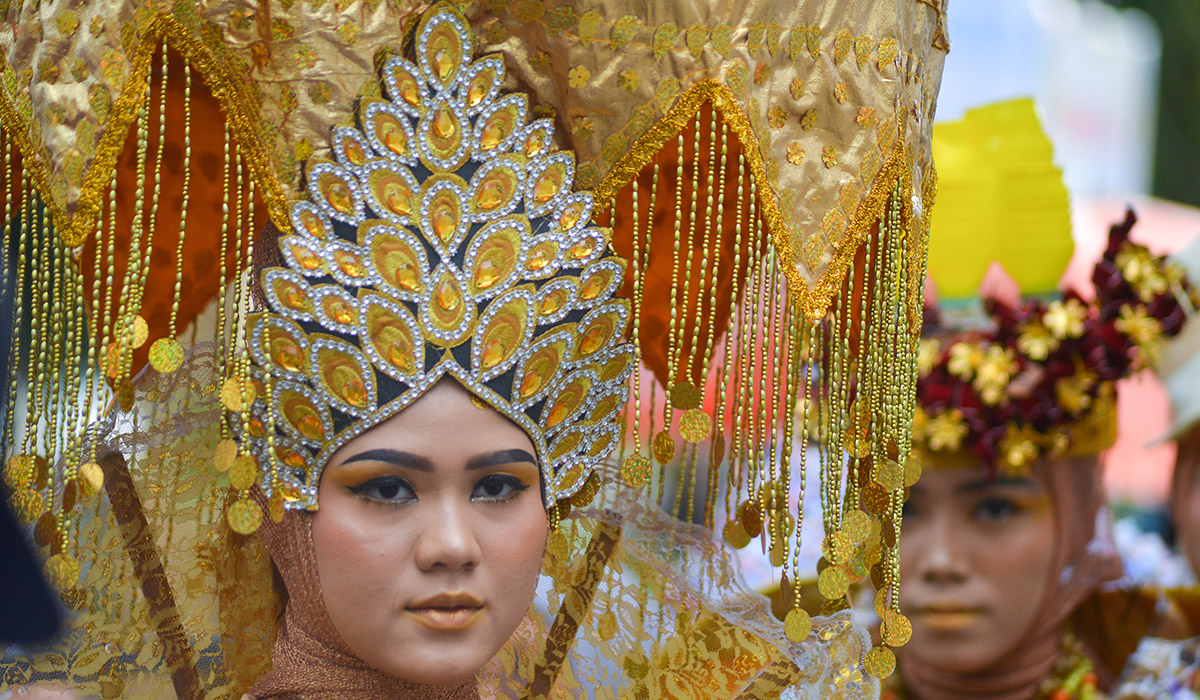  Model memperagakan busana yang terbuat dari bahan daur ulang pada Festival Muaro di Padang, Sumatera Barat, Senin (24/3/2023).