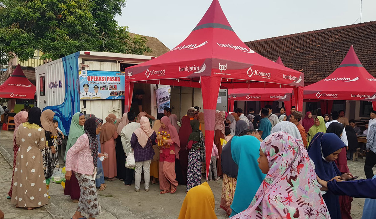 Pemkab Lamongan menggelar Safari Ramadan dan menghadirkan pasar murah dan pelayanan publik untuk warga.