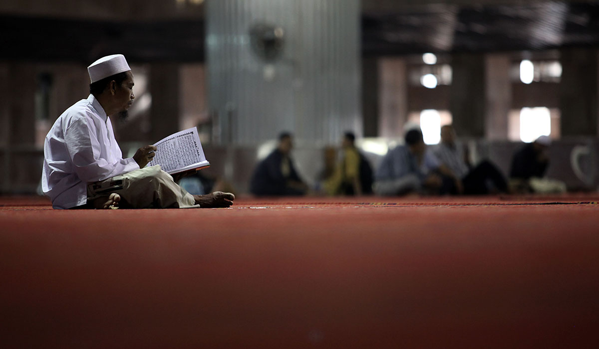 Ilustrasi. Seorang umat muslim membaca Al-Quran seusai menunaikan ibadah shalat ashar di Majid Istiqlal, Jakarta, Kamis (4/8).