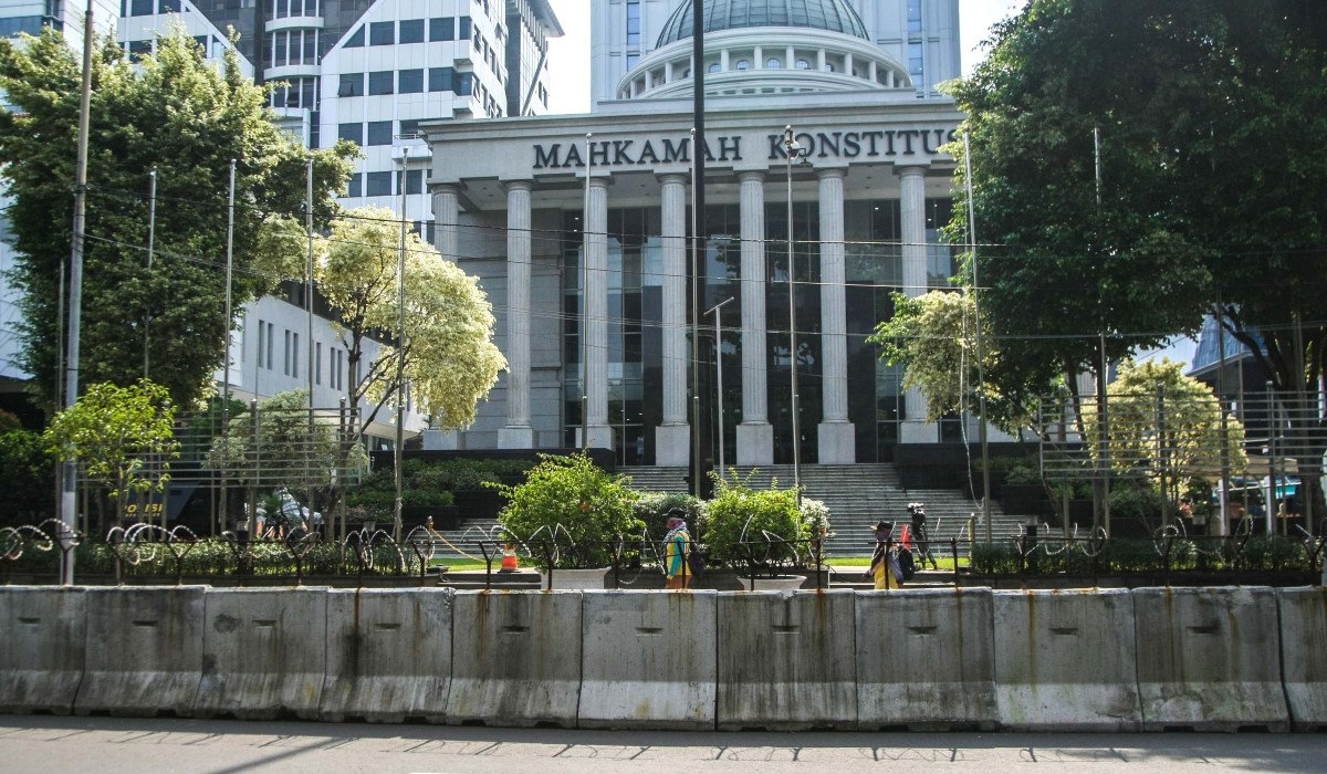 Beton dengan kawat berduri terpasang mengelilingi halaman depan Gedung MK jelang sidang PHPU