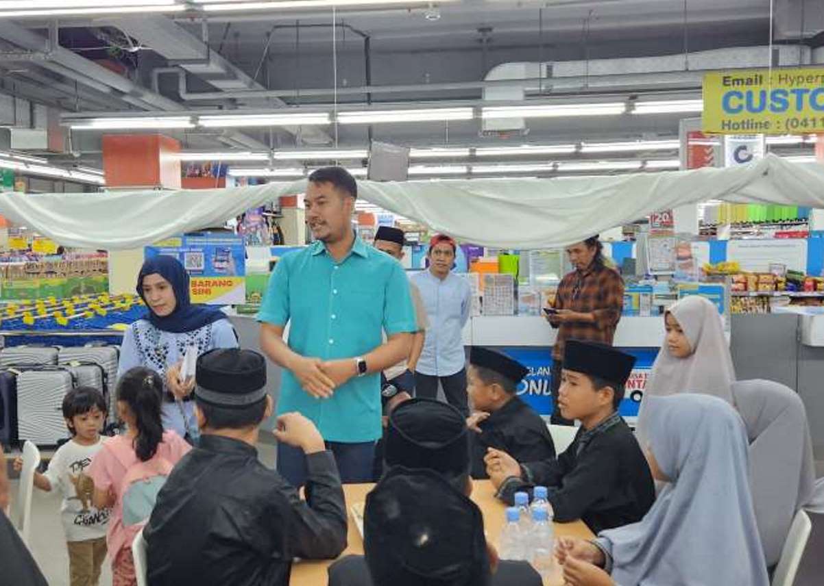 Bupati Sinjai Andi Seto Asapa dan puluhan anak yatim berbelanja di mal di Makassar, Sulawesi Selatan.