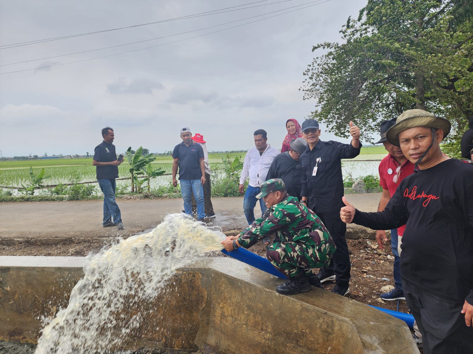 Warga Indramayu menerima batuan pompa irigasi percepat masa tanam 