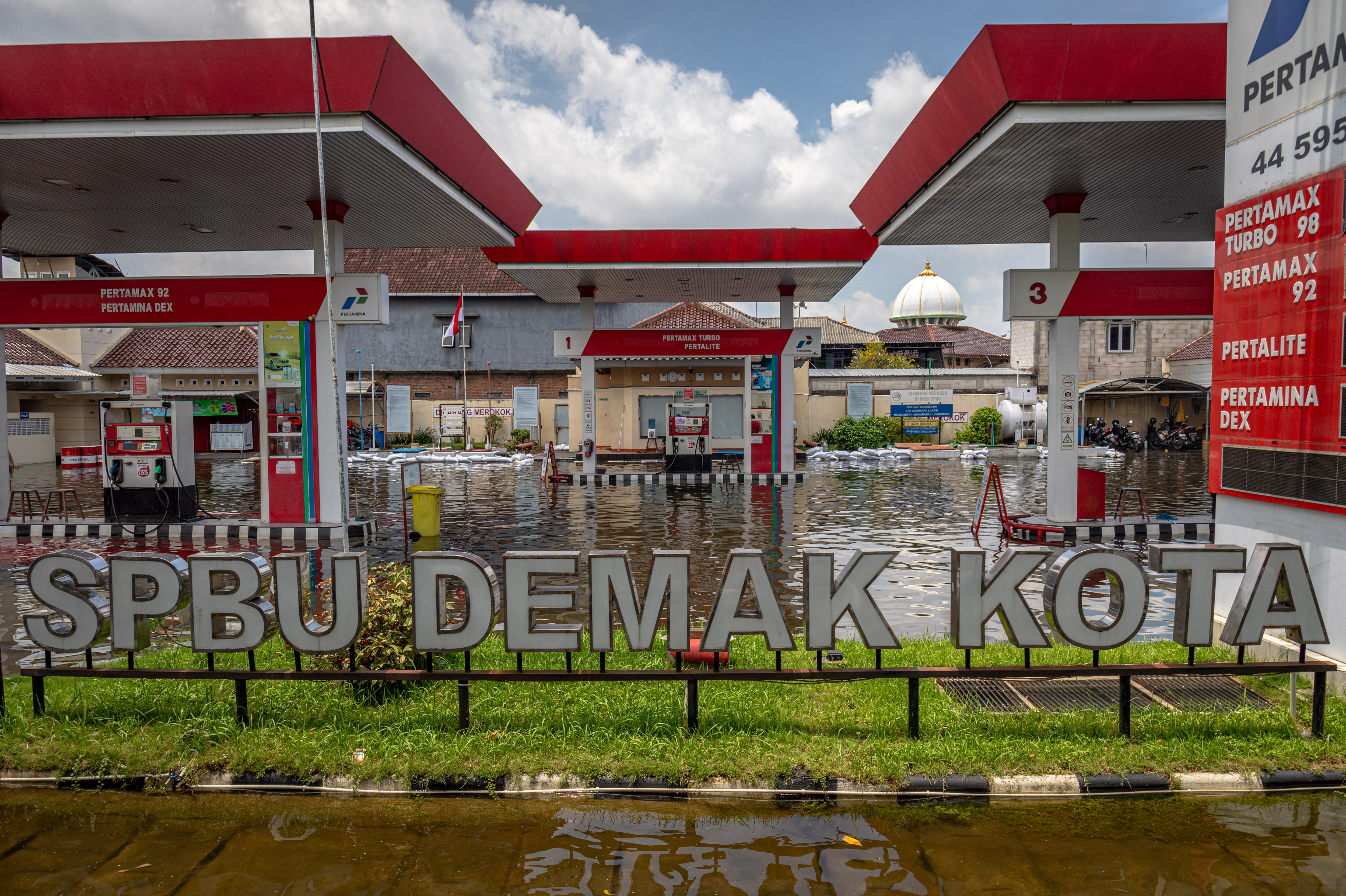  Banjir merendam SPBU di pusat kota Kabupaten Demak, Jawa Tengah, Selasa (19/3/2024).
