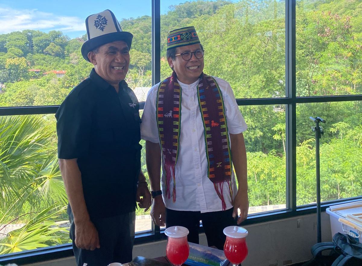 Kepala BPOLBF  Frans Teguh dan Dubes Indonesia untuk Kazakhstan M Fadjroel Rachman di Labuan Bajo, Nusa Tenggara Timur..