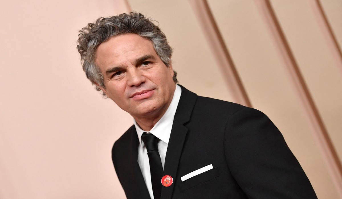 Aktor Mark Ruffalo mengenakan pin merah saat hadir di Piala Oscar