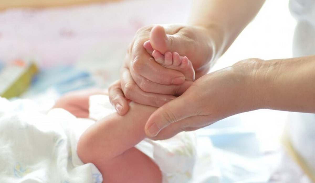 Ilustrasi kegiatan pijat bayi.