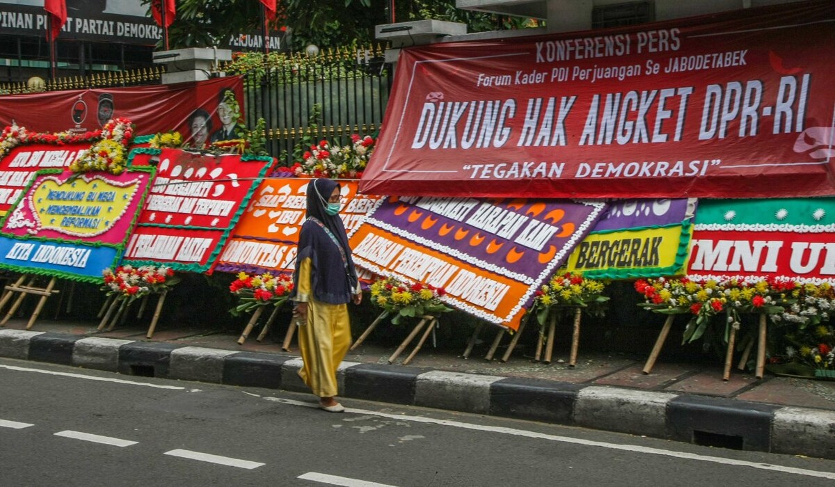 Puluhan karangan bunga dari sejumlah tokoh Masyarakat yang mendukung hak angket di depan gedung PDIP Jakarta.