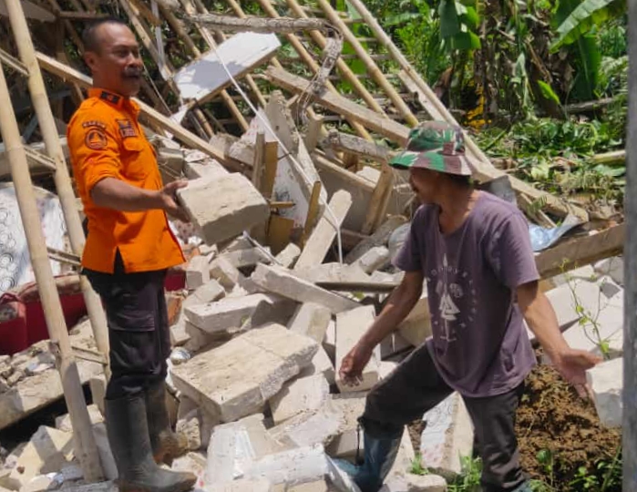 Petugas BPBD Bandung Barat memeriksa rumah yang roboh akibat pergerakan tanah di Kecamatan Rongga, Bandung Barat