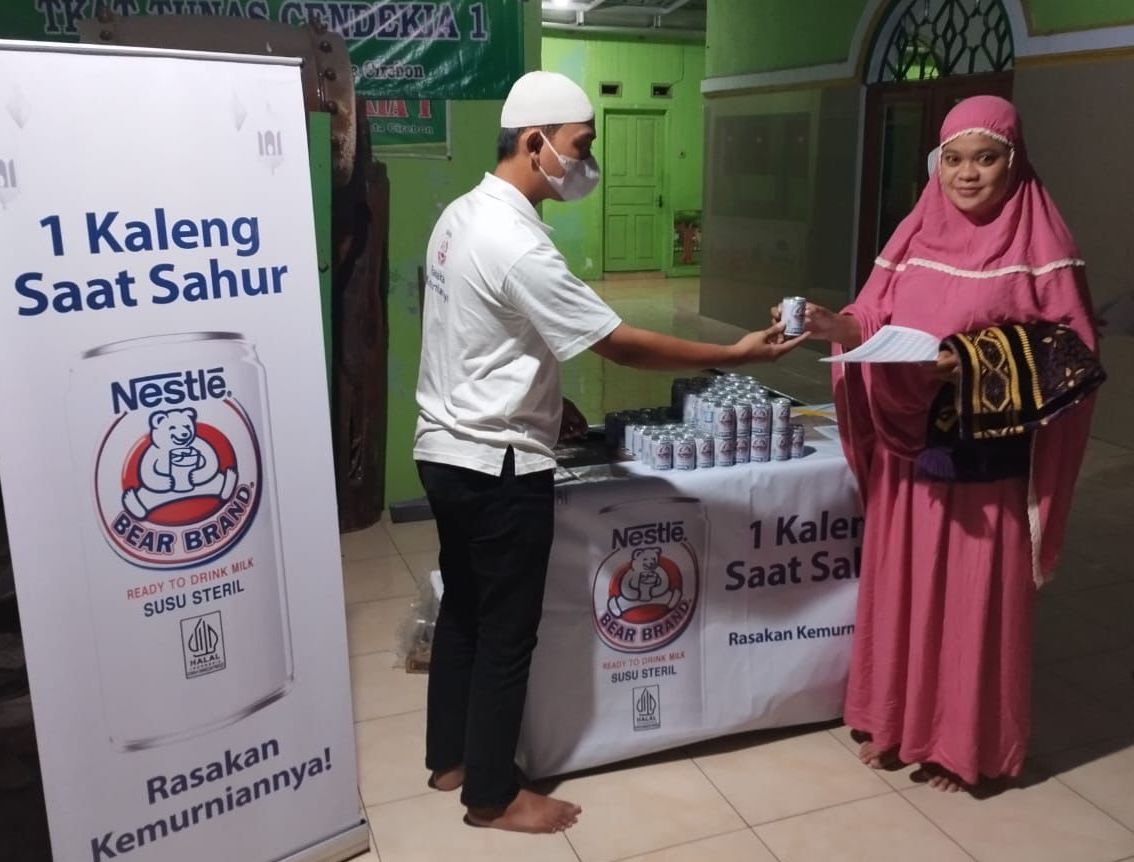 Pembagian susu gratis dilakukan di Jakarta, Bandung, Surabaya, Makassar, Yogyakarta, dan kota-kota lainnya selama masa bulan Ramadan. 