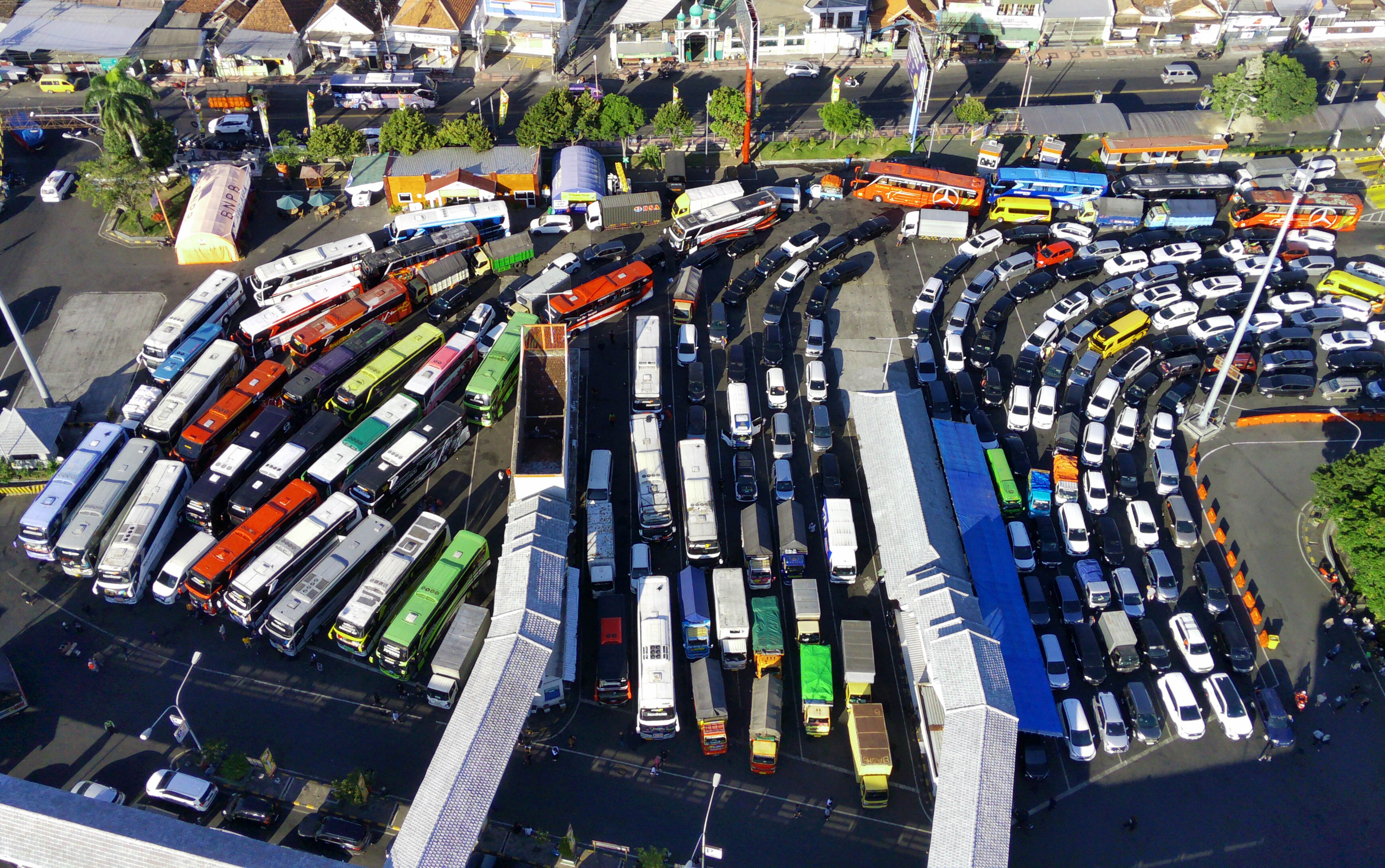 Foto udara antrean kendaraan memasuki kapal di Pelabuhan Ketapang