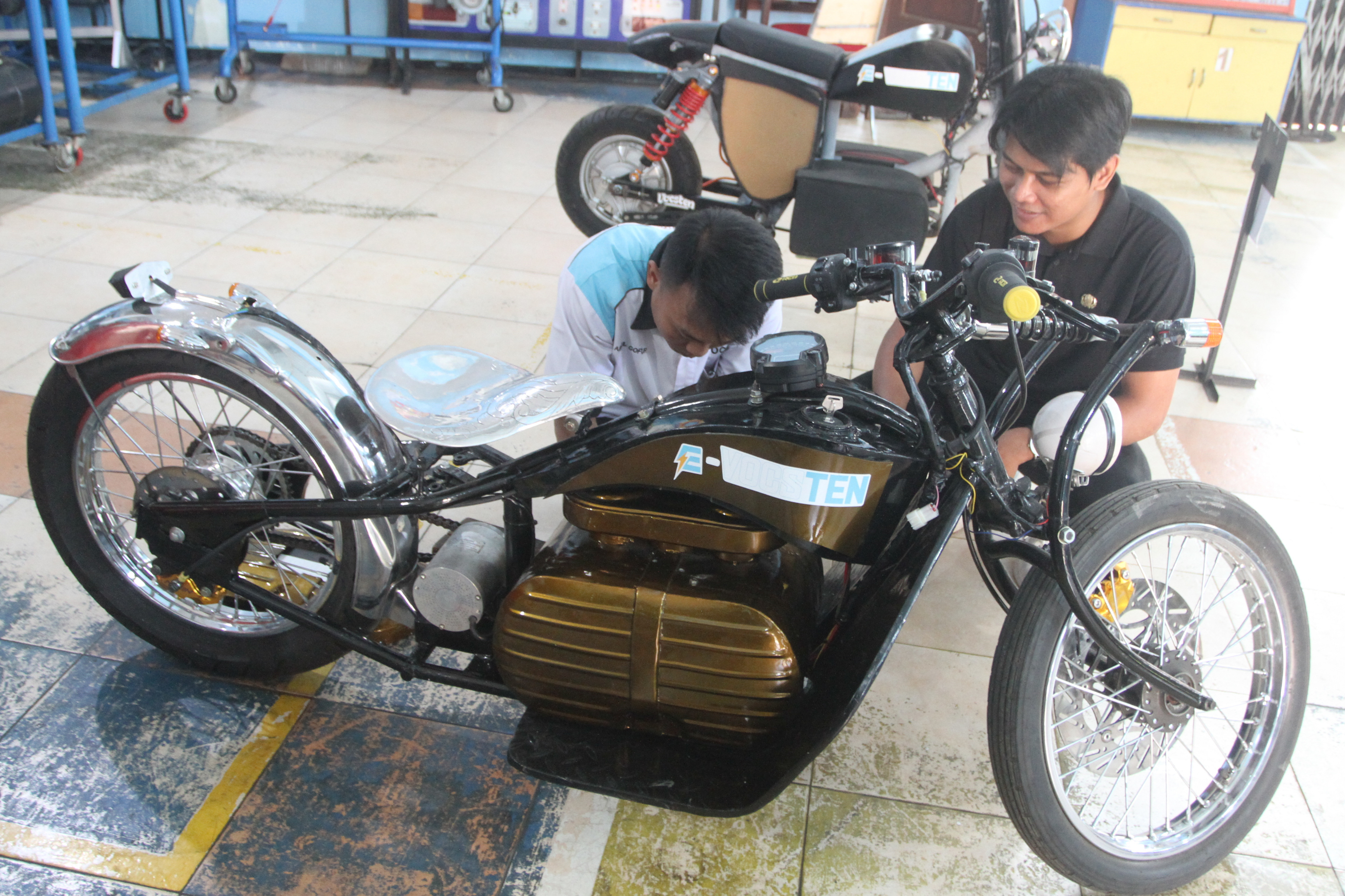 INOVASI: Kendaraan listrik inovasi pelajar SMK di Malang diberi nama Choper Vocsten di laboratorium otomotif SMK 10 Malang, Jatim. 