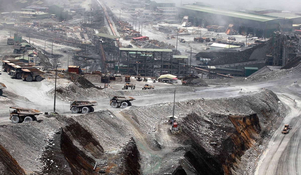 Sejumlah Haul Truck dioperasikan di area tambang terbuka PT Freeport Indonesia di Timika, Papua 