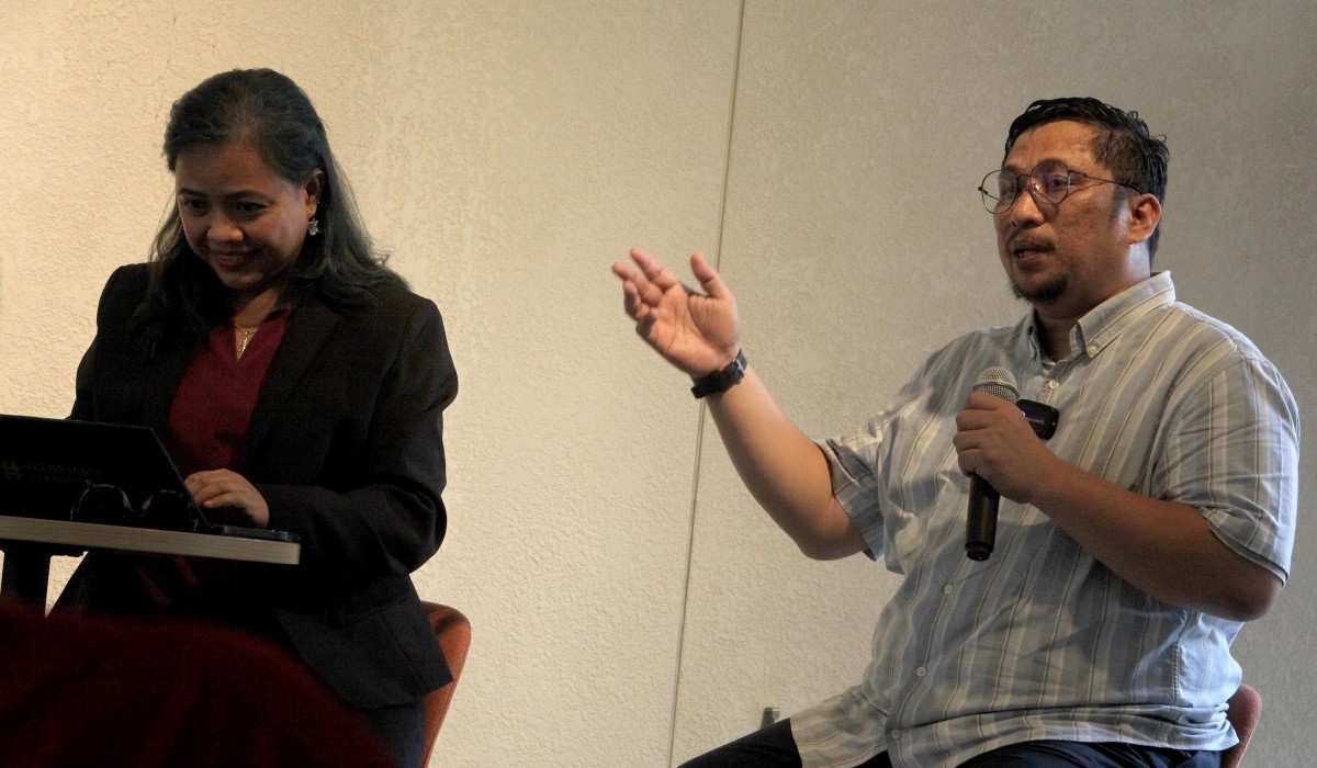 Pakar HTN Themis Indonesia Feri Amsari (kanan) didampingi pengajar di Sekolah Tinggi Hukum (STH) Indonesia Jentera Bivitri Susantis