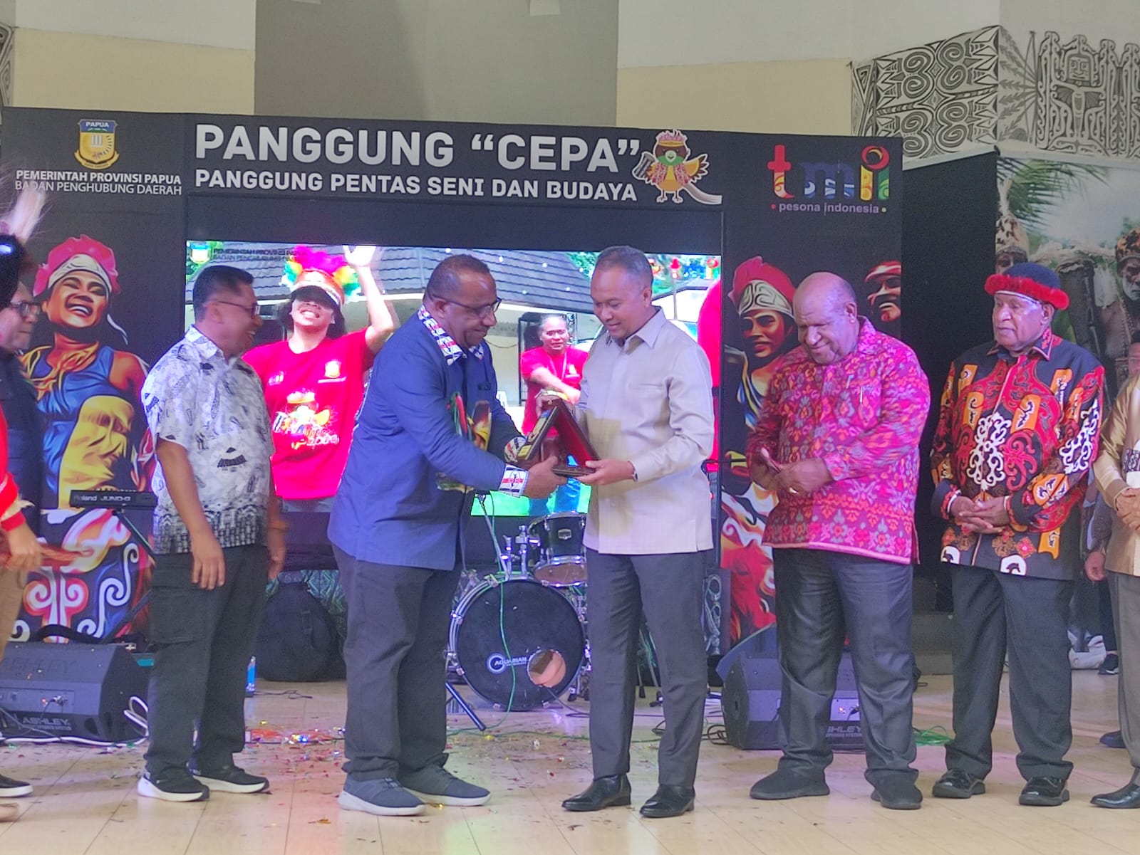  Pj Gubernur Papua Pegunungan Velix Vernando Wanggai saat penandatanganan MoU kerja sama dengan anjungan Papua TMII.