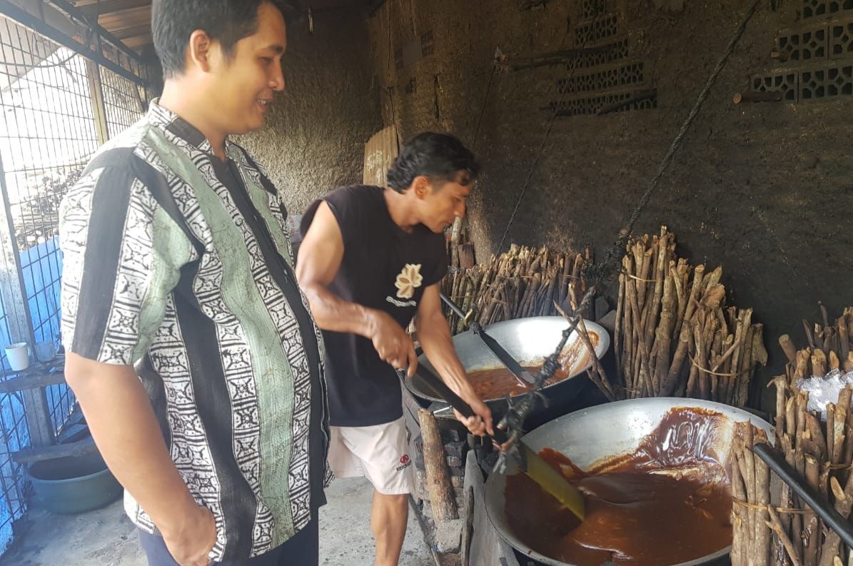 Pekerja sedang mengolah dodol tenjo.