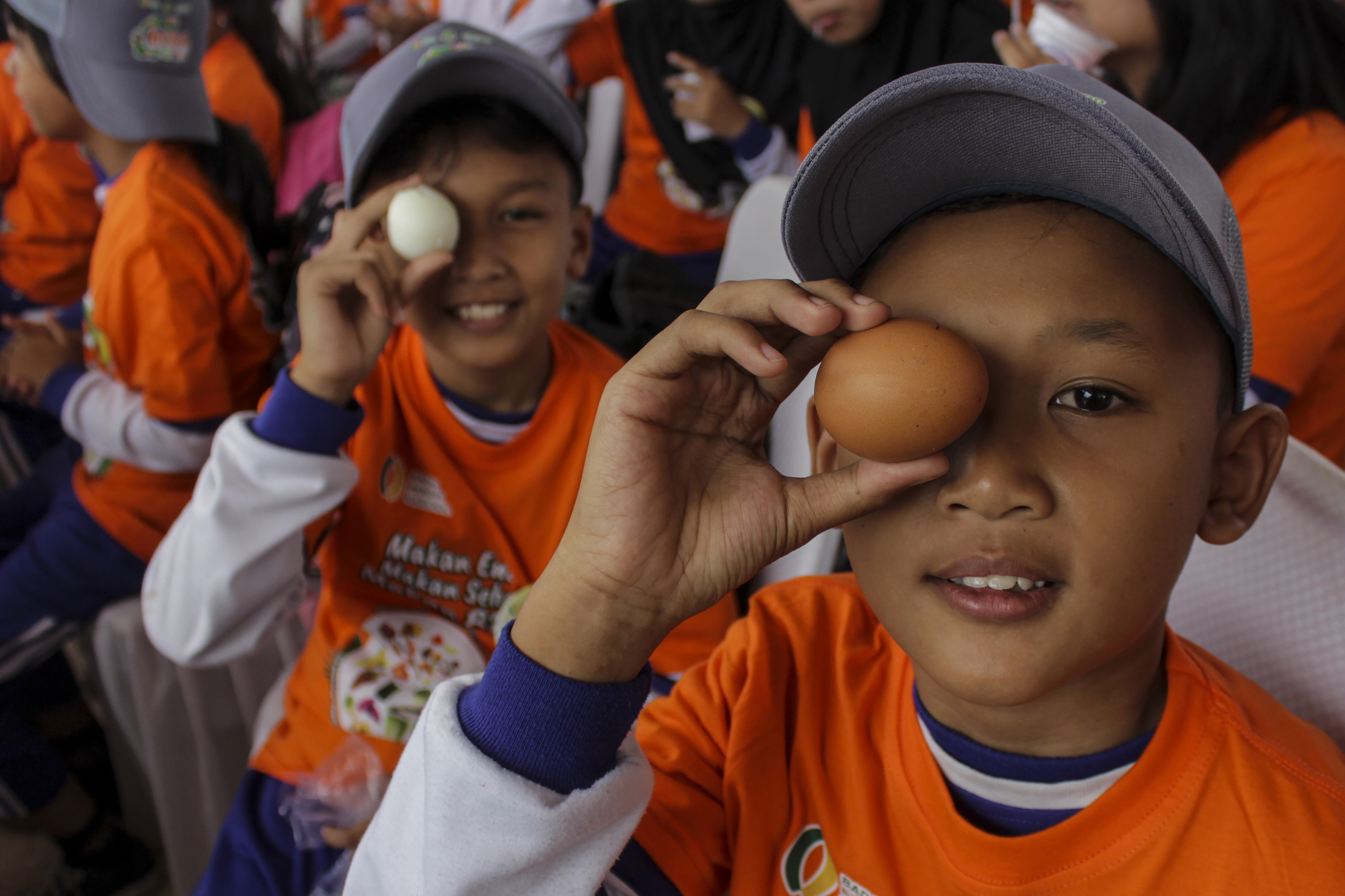 Anak-anak mengikuti gerakan makan telur sebagai upaya mencegah tengkes di Kota Sukabumi