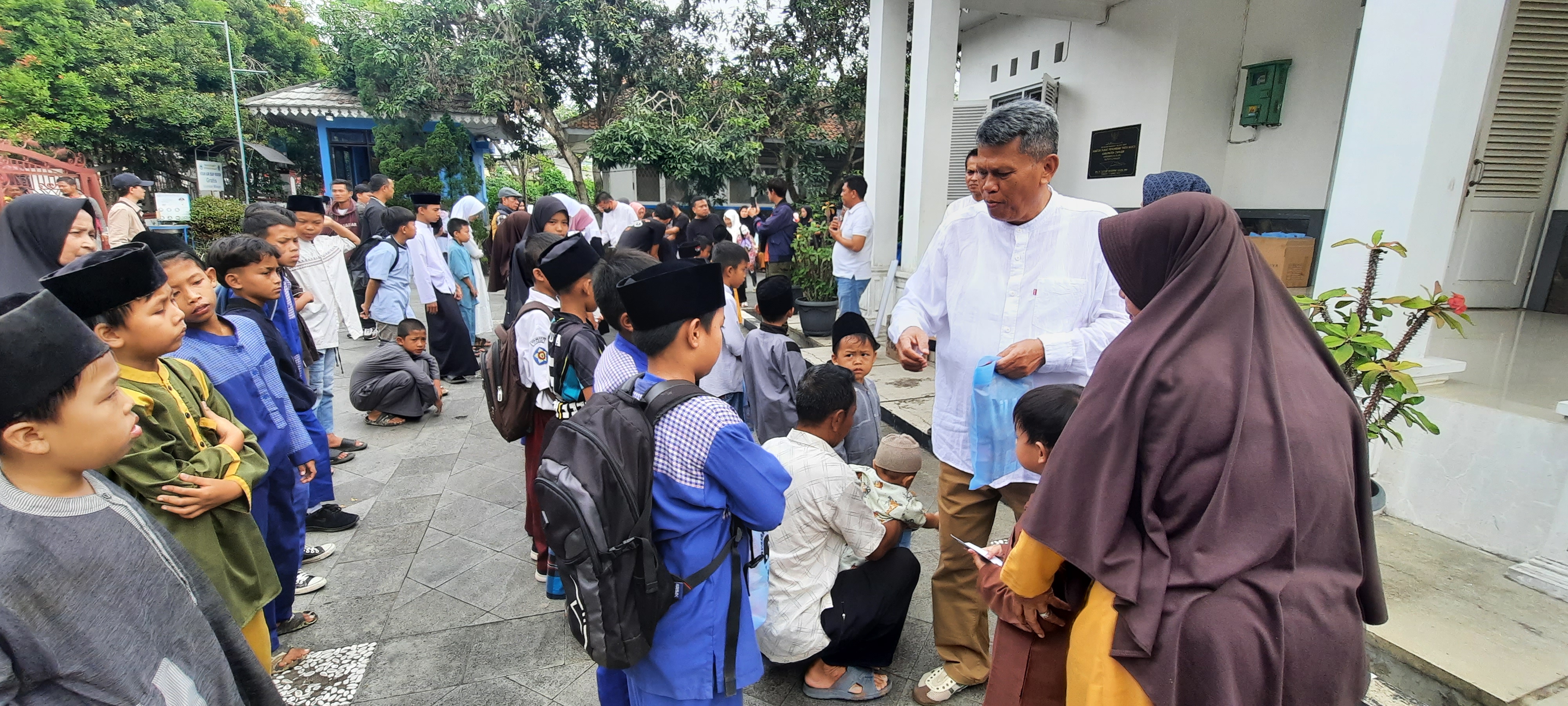 Direktur Utama Perumdam Tirta Mukti Kabupaten Cianjur, Budi Karyawan, menyerahkan santunan untuk anak yatim