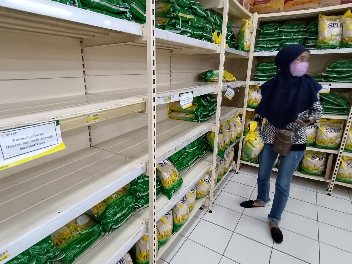 Rak beras SPHP berukuran 5 kilogram yang sebagian kosong di salah satu pusat perbelanjaan, Tangerang Selatan, Banten, Kamis (29/2/2024).