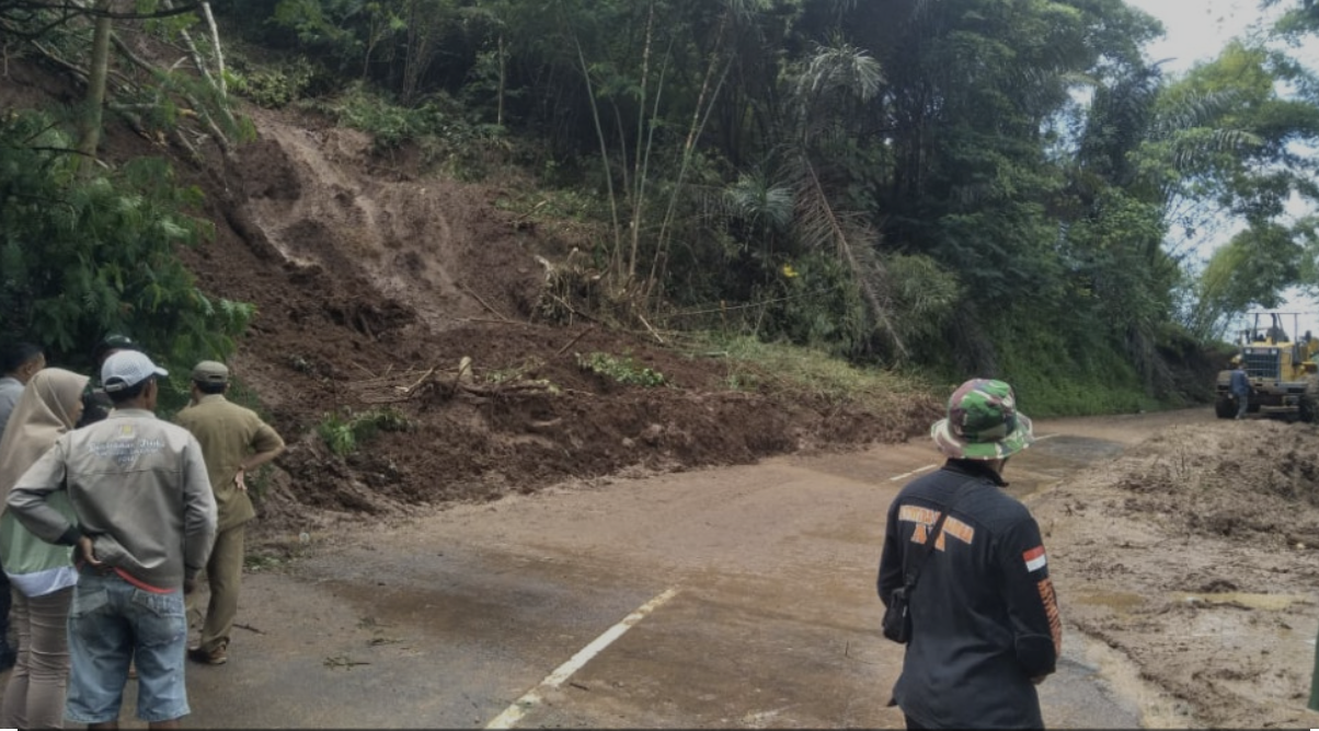 Longsor Tutup Jalur Utama Majalengka - Kuningan, Belasan Kendaraan Terjebak