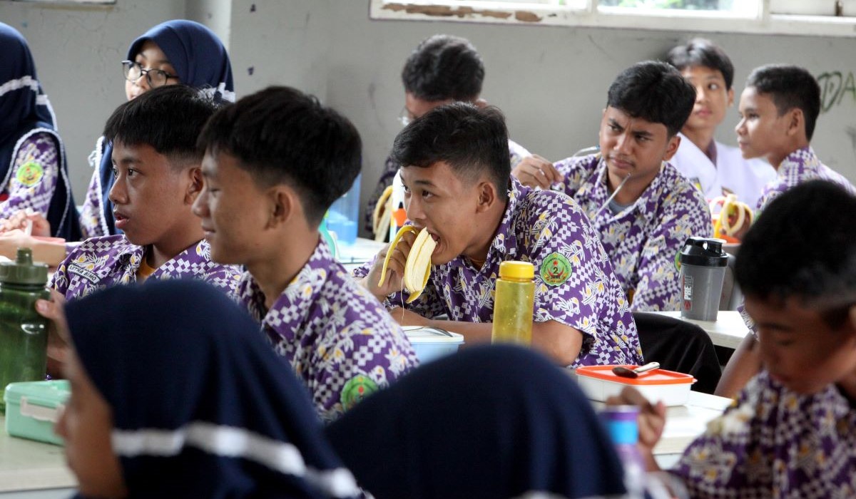 Siswa menikmati menu makan dalam simulasi makan siang gratis di SMP Negeri 2 Curug, Tangerang, Banten, Kamis (29/2/2024)