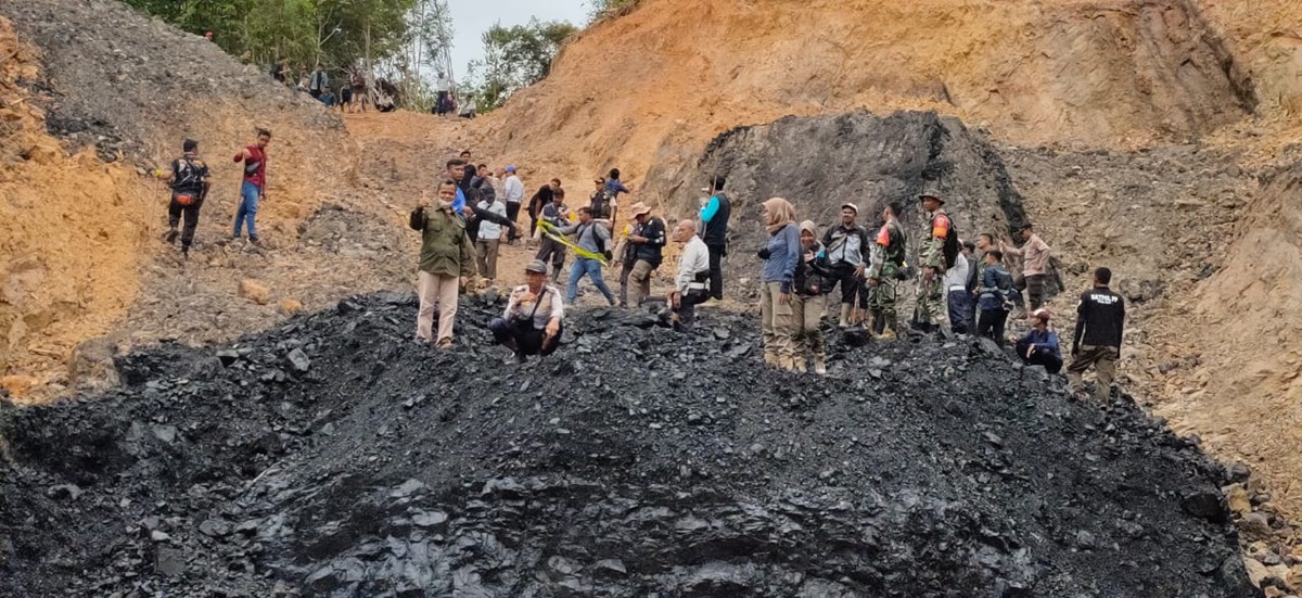 Aktivitas tambang ilegal di Kalimantan Selatan dikeluhkan warga karena merusak jalan dan areal pertanian.