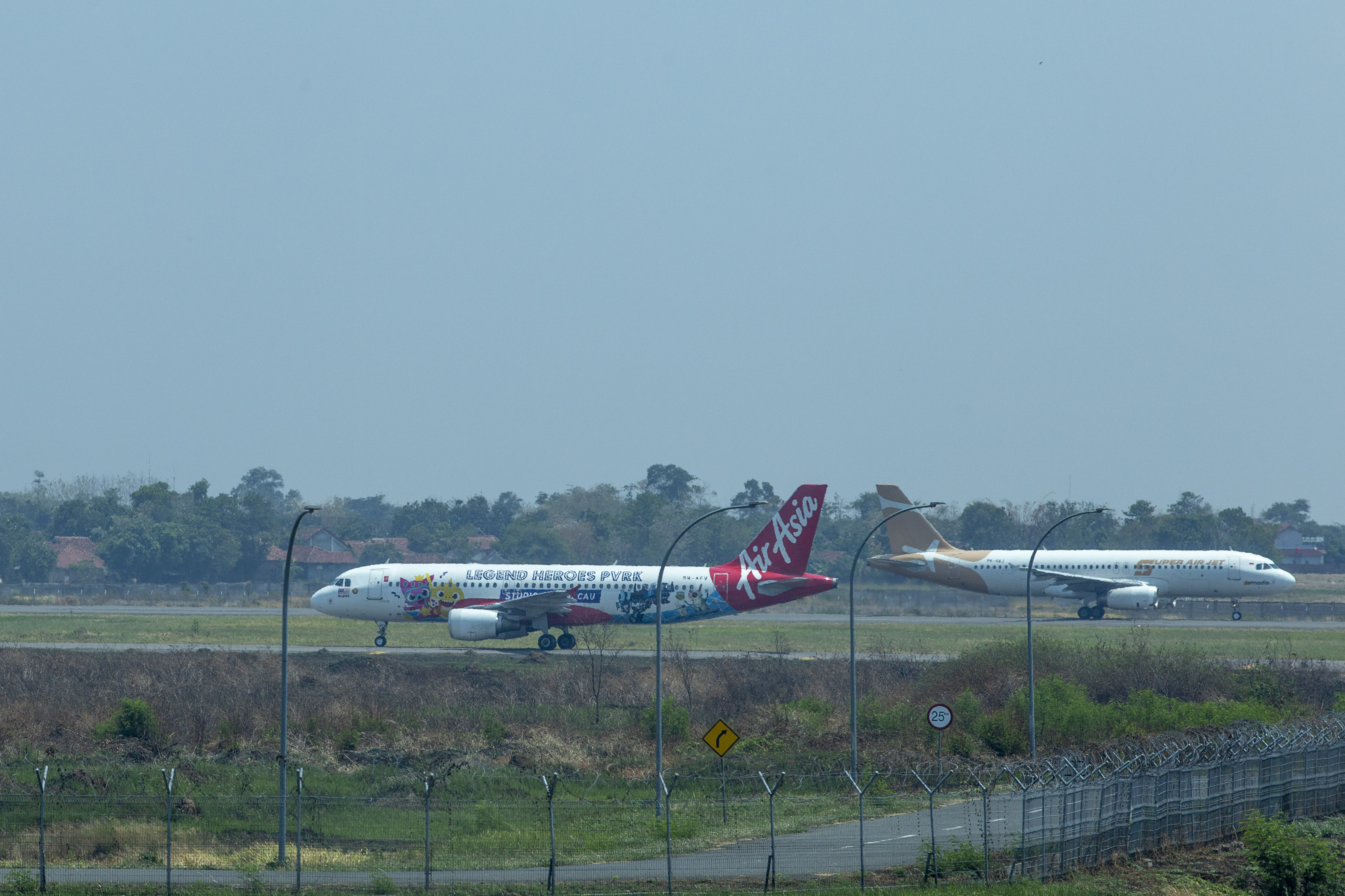 Dua pesawat bersiap lepas landar di Bandara Internasional Jawa Barat