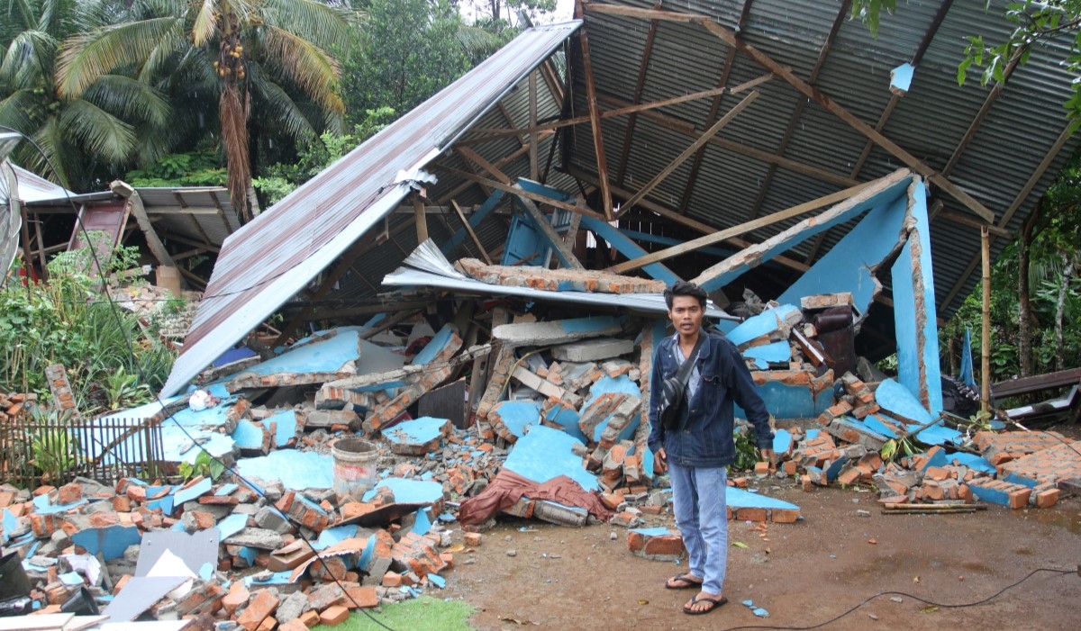 Warga melihat kondisi rumah yang rusak akibat gempa di Nagari Pinagar, Kecamatan Pasaman, Kabupaten Pasaman Barat, Sumatra Barat 