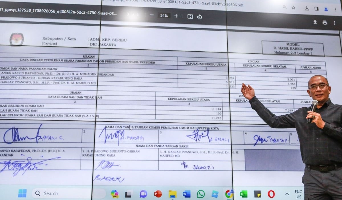 Ketua Komisi Pemilihan Umum (KPU) Hasyim Asy'ari menunjukkan rekapitulasi Pilpres 2024 dari Sirekap di Gedung KPU RI, Jakarta.