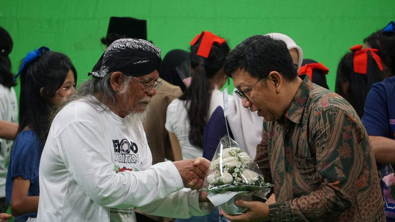 Rektor UAJ, Prof. Yuda Turana (kanan) dalam acara Melampaui Tradisi: Revitalisasi Lenong Sebagai Sarana Dialog Untuk Membangun Perdamaian.