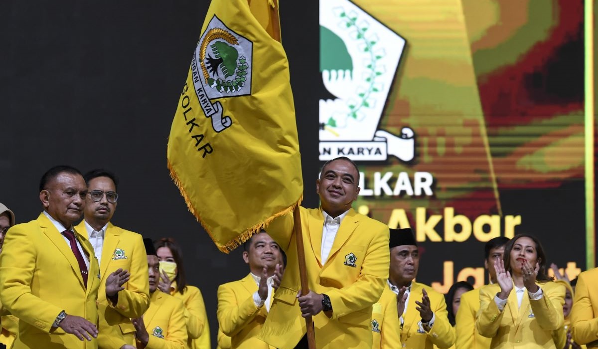 Ketua DPD DKI Jakarta Ahmed Zaki Iskandar membawa bendera Partai Golkar.