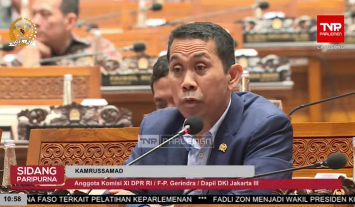 AnggotaFraksi Gerindra Kamrussamad menyebut lapangan pekerjaan yang dibutuhkan untuk hak sopir angkut lebih penting dari hak angket