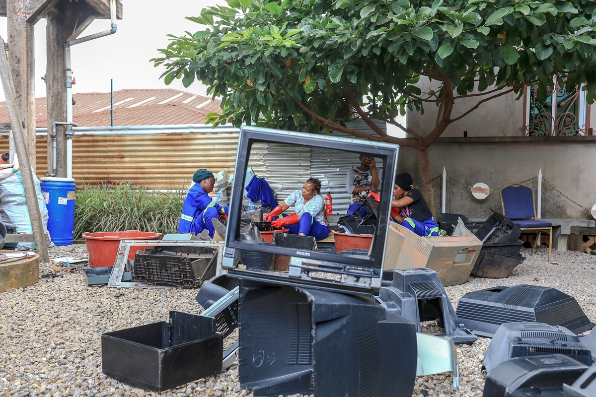 Pada 2022, jumlah limbah dari ponsel pintar, televisi, dan perangkat listrik mencapai rekor tertinggi, memicu keprihatinan PBB.